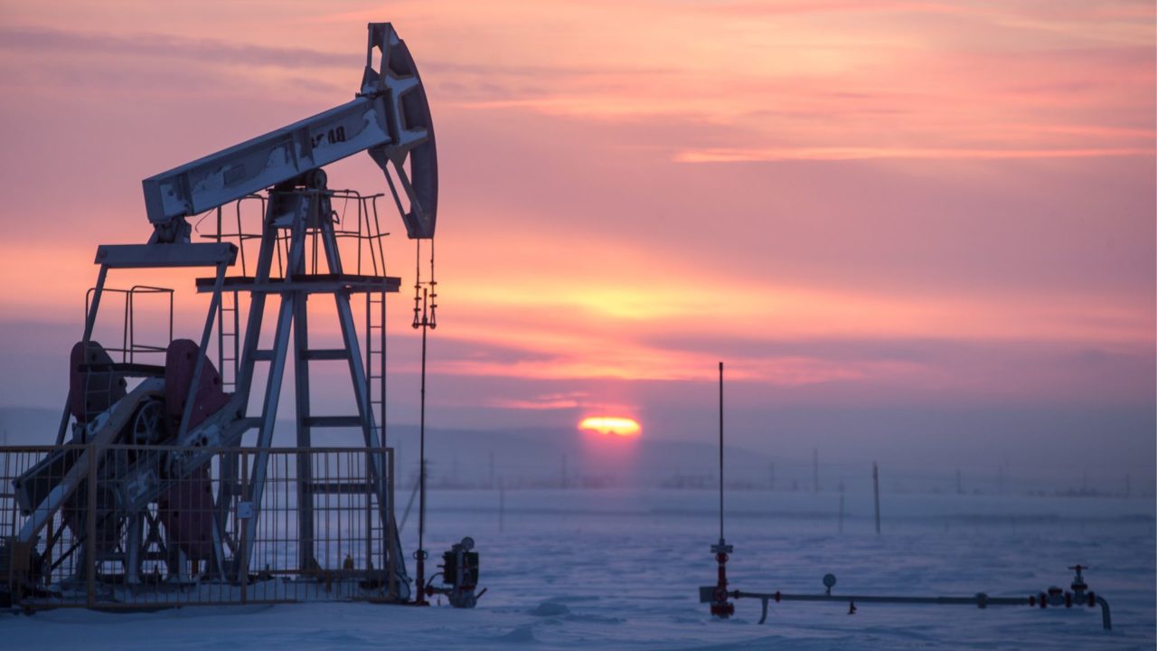 Oil climbs despite increasing U.S. stockpile volumes